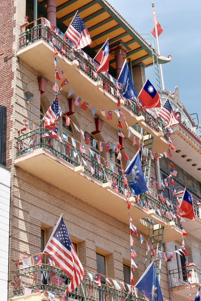 San Francisco: Flags above the street